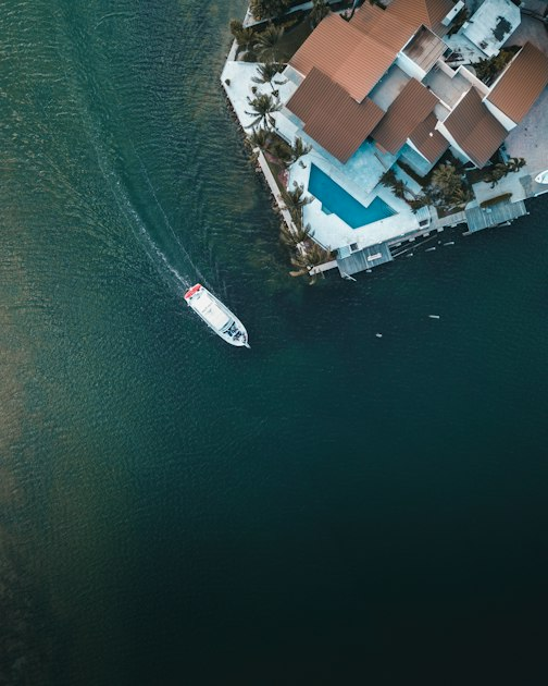 Exploring Luxury Waterfront Homes